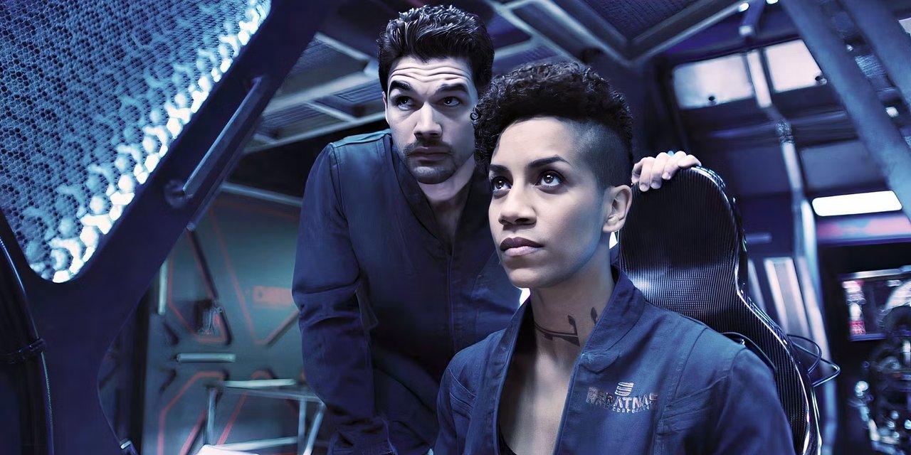 Dominique Tipper como Naomi Nagata y Steven Strait como James Holden en The Expanse