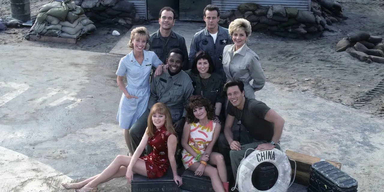 El elenco de China Beach posó juntos El elenco de China Beach posó juntos