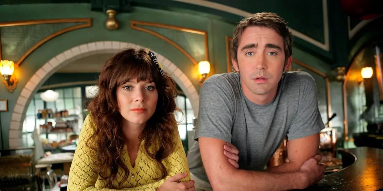 Ned e Chuck, interpretati da Lee Pace e Anna Friel, si appoggiano a un bancone in Pushing Daisies. Ned e Chuck, interpretati da Lee Pace e Anna Friel, si appoggiano a un bancone in Pushing Daisies.