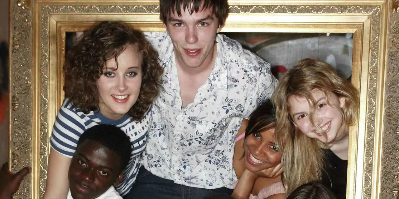 تم عرض طاقم عمل Skins UK في إطار صورة ذهبي، بما في ذلك نيكولاس هولت ودانيال كالويا تم عرض طاقم عمل Skins UK في إطار صورة ذهبي، بما في ذلك نيكولاس هولت ودانيال كالويا
