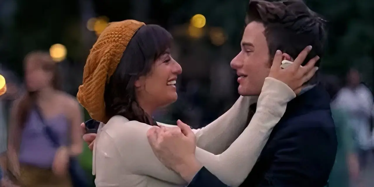 يجتمع راشيل وكورت عاطفيًا في وسط نيويورك في مسلسل Glee، الموسم الرابع، الحلقة 1. يجتمع راشيل وكورت عاطفيًا في وسط نيويورك في مسلسل Glee، الموسم الرابع، الحلقة 1.
