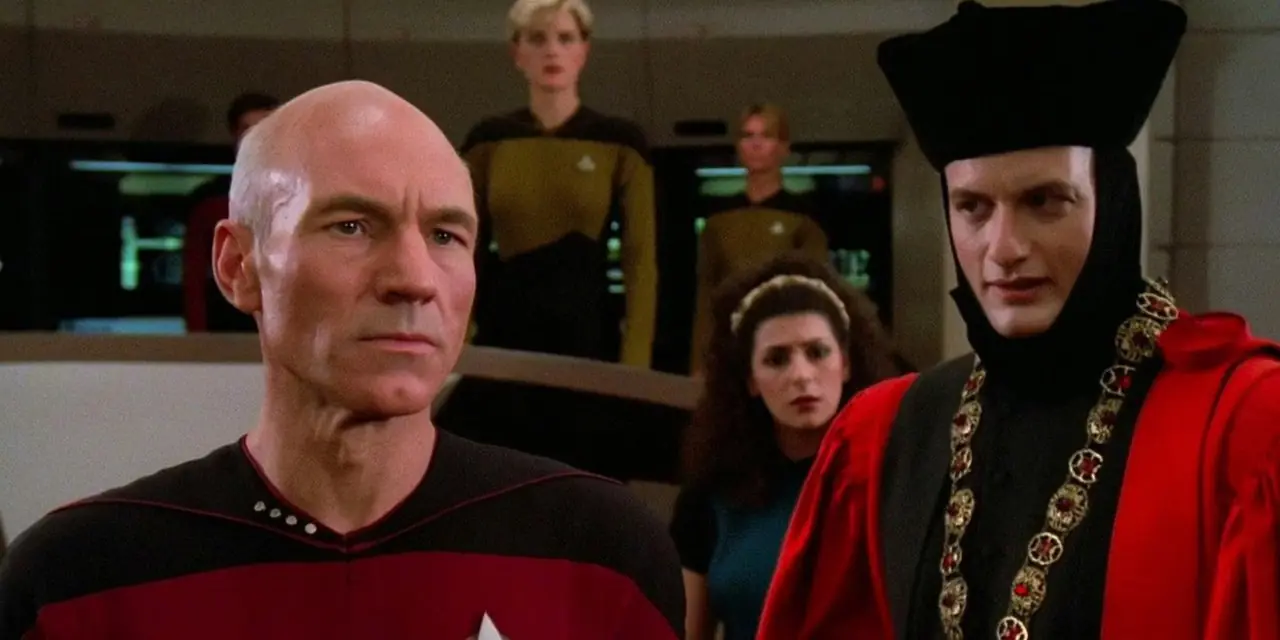 Q interrogeant Picard dans l'épisode de Star Trek Encounter at Farpoint