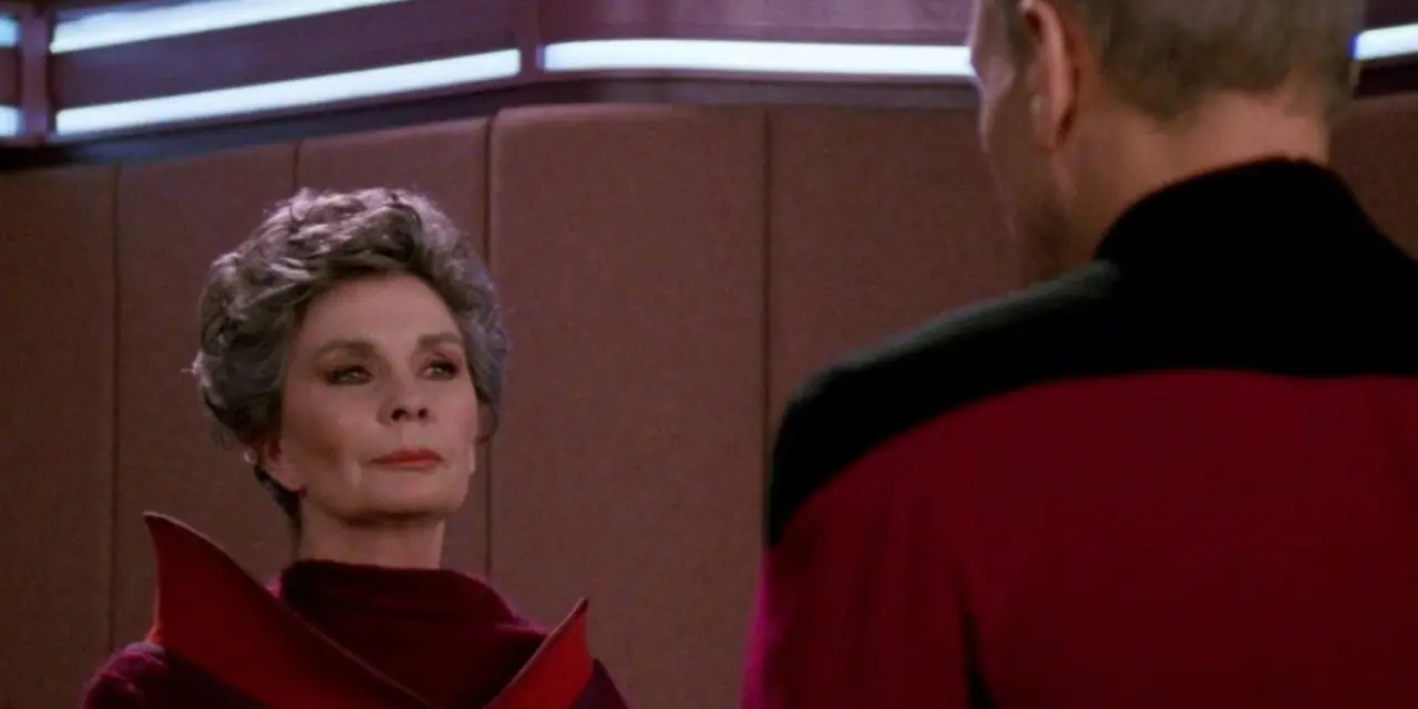 Picard affronta l'ammiraglio Satie nell'episodio di Star Trek The Drumhead Picard affronta l'ammiraglio Satie nell'episodio di Star Trek The Drumhead