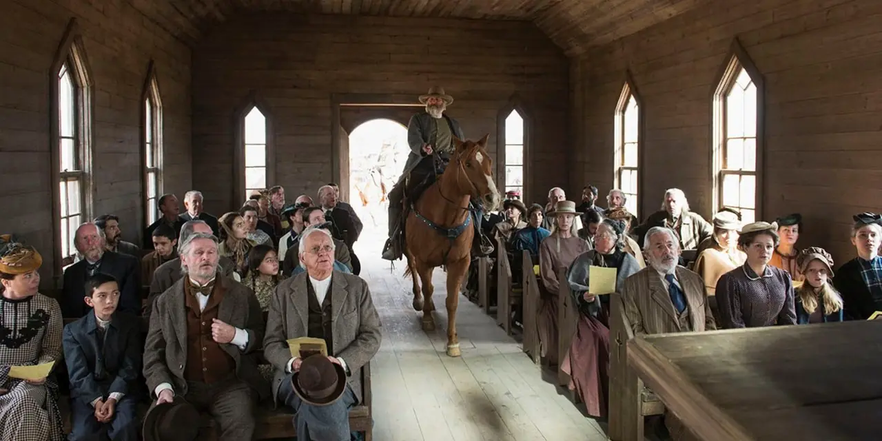 رجل يمتطي حصانًا في كنيسة في Godless على Netflix رجل يمتطي حصانًا في كنيسة في Godless على Netflix