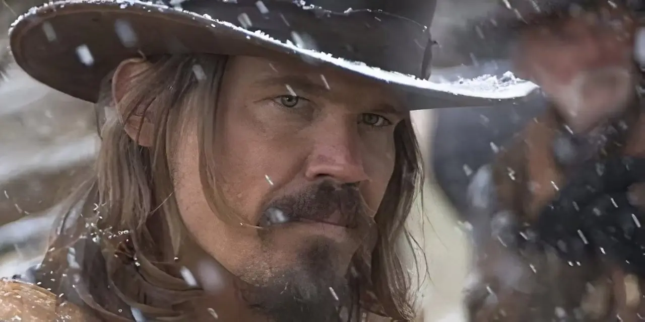 Josh Brolin debout dans la neige dans Into the West
