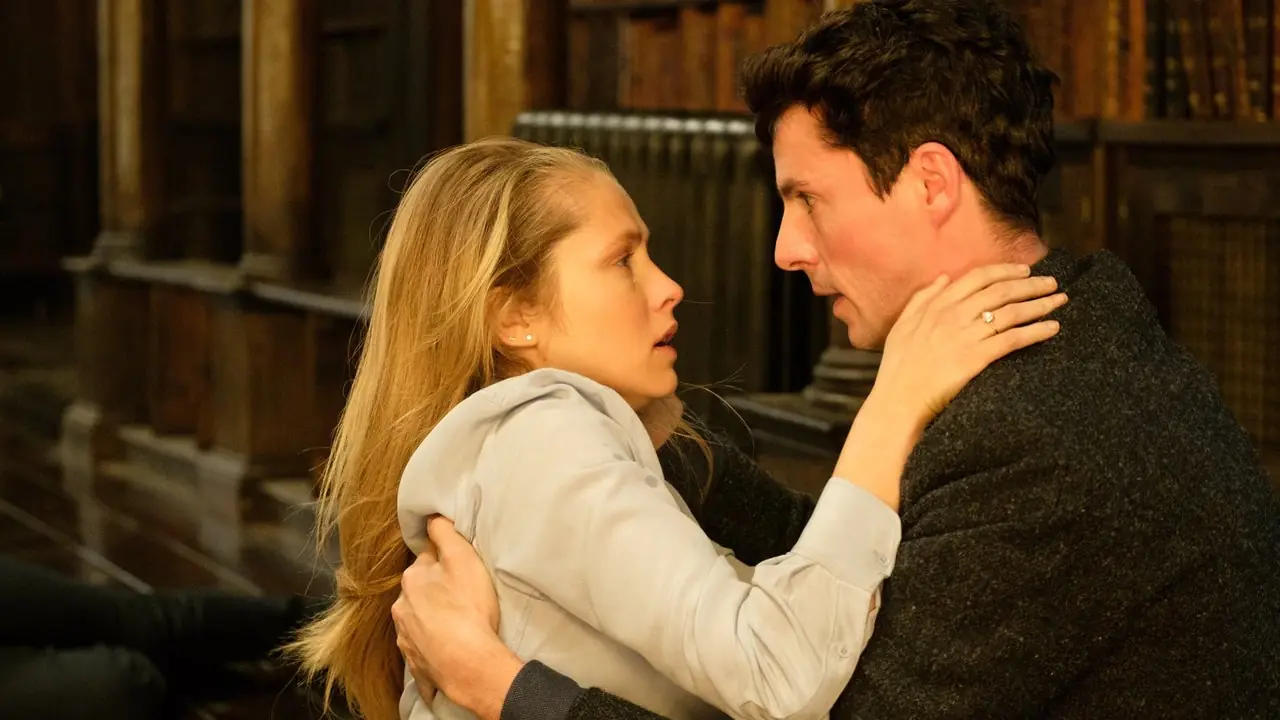 Diana (Teresa Palmer) y Matthew (Matthew Good) abrazados en Un descubrimiento de brujas