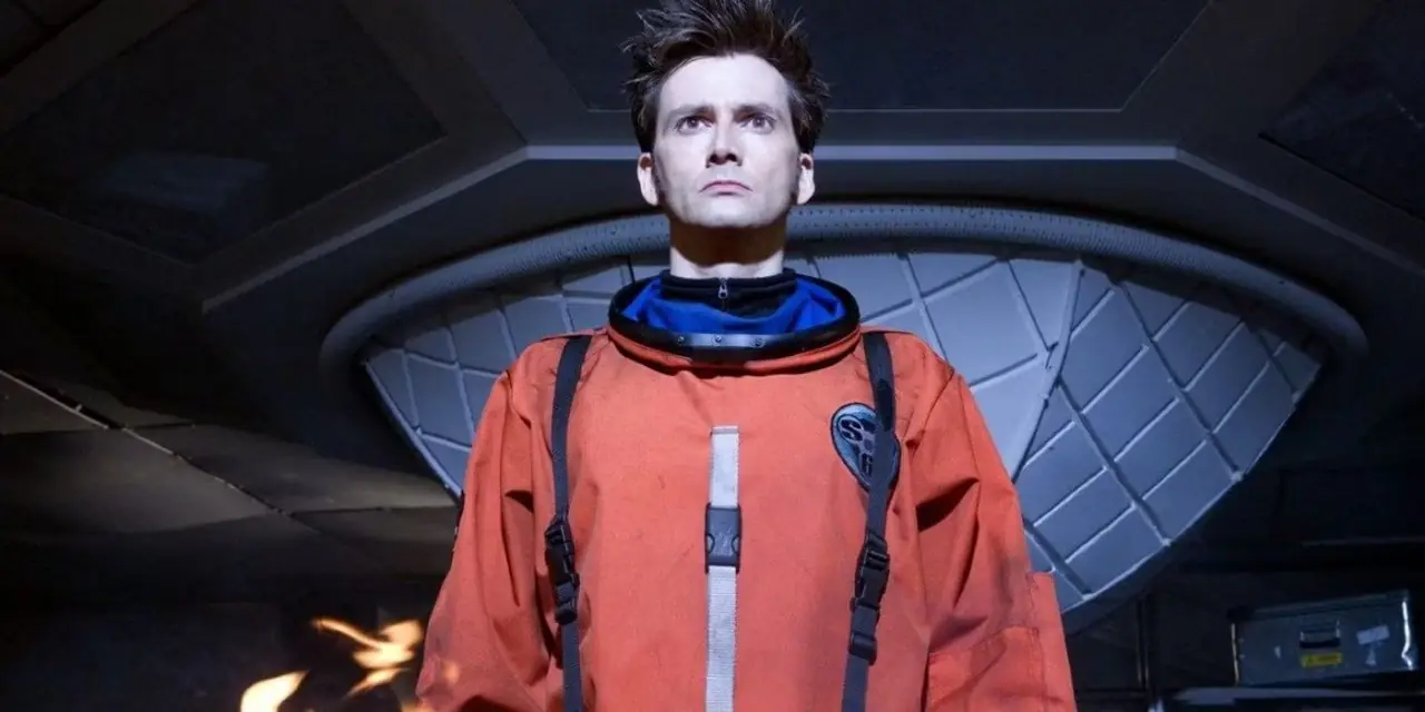 ديفيد تينانت بدور الطبيب العاشر الذي يعود إلى Bowie Base One في حلقة Doctor Who "The Waters of Mars". ديفيد تينانت بدور الطبيب العاشر الذي يعود إلى Bowie Base One في حلقة Doctor Who "The Waters of Mars".