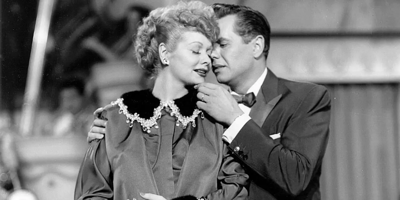 Desi le quita el abrigo a Lucy en I Love Lucy