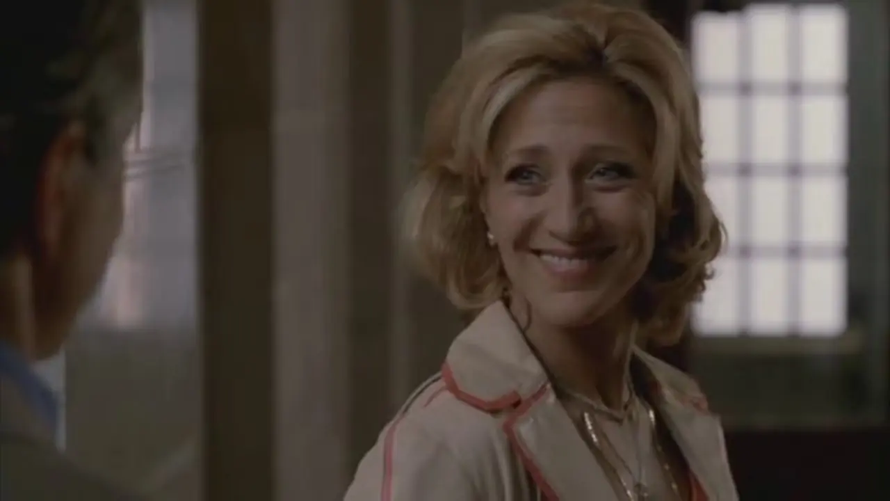 The Sopranos의 정지 프레임에서 Wegler(David Strathairn)에게서 멀어지는 Carmela(Edie Falco).