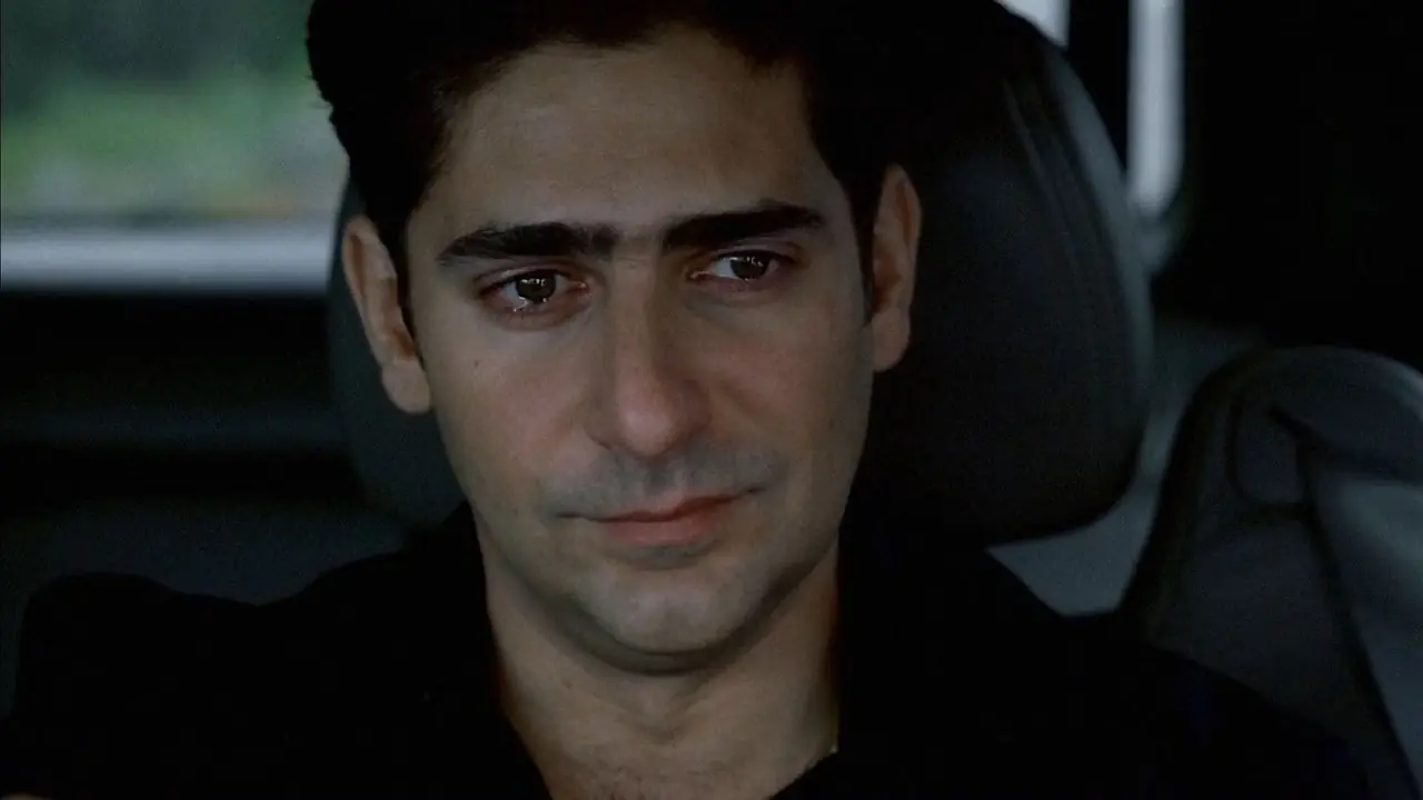 Christopher (Michael Imperioli) The Sopranos, Cold Cuts'ta arabada gözyaşlarını döküyor.