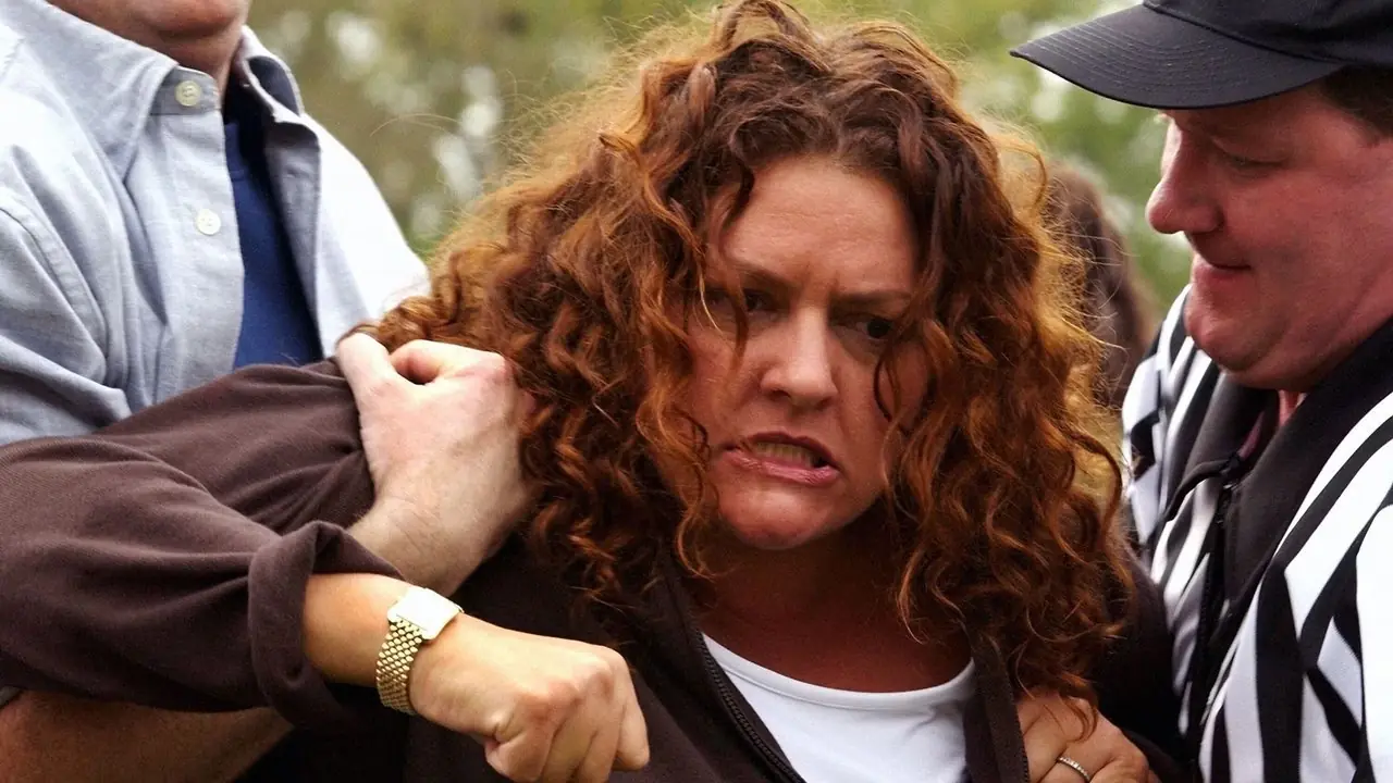 The Sopranos, Cold Cuts'ta Janice (Aida Turturro) bir hakem tarafından durduruluyor ve öfkeli görünüyor.