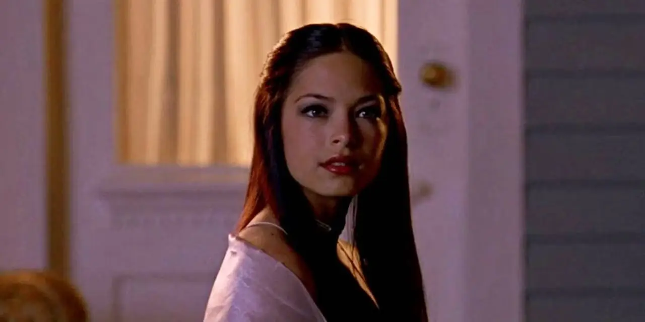 Kristin Kreuk jako Lana Lang w Smallville, patrząc poza ekranem Kristin Kreuk jako Lana Lang w Smallville, patrząc poza ekranem