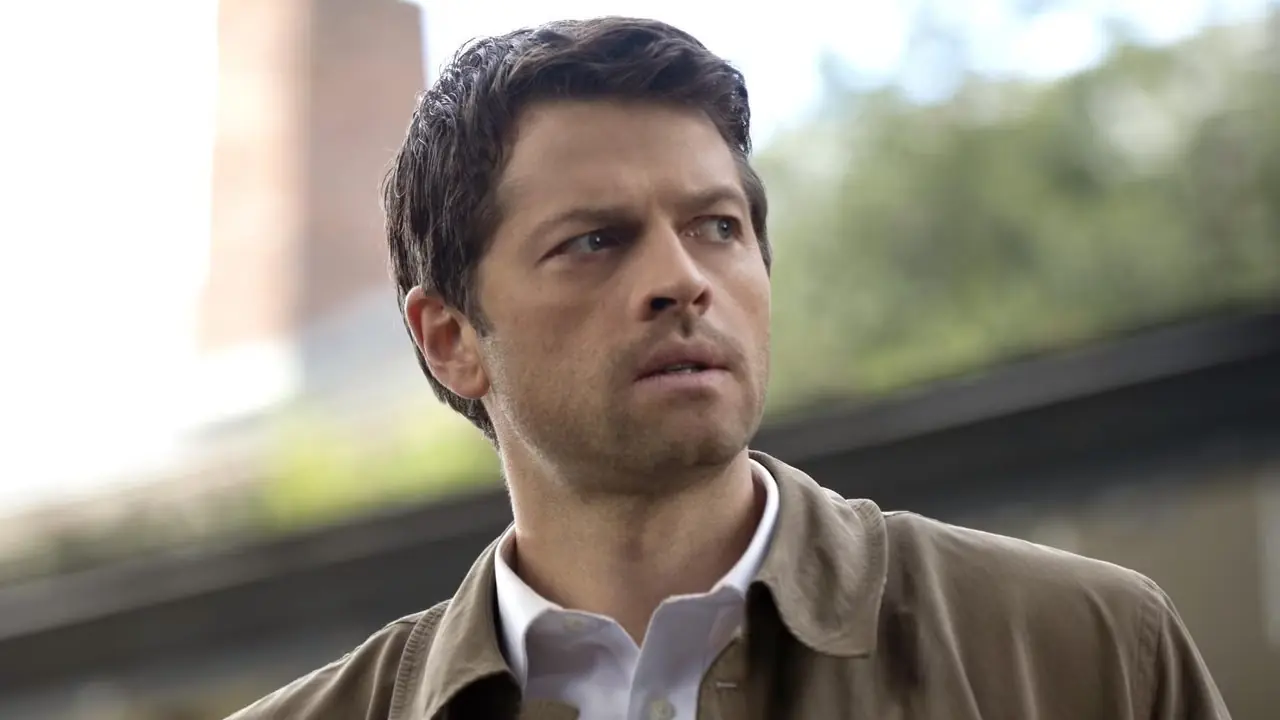 Misha Collins como Castiel parece preocupada en la temporada 9 de Supernatural Misha Collins como Castiel parece preocupada en la temporada 9 de Supernatural