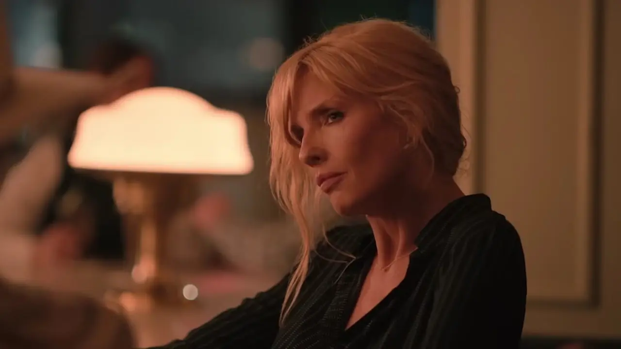Beth Dutton en un bar Beth Dutton en un bar