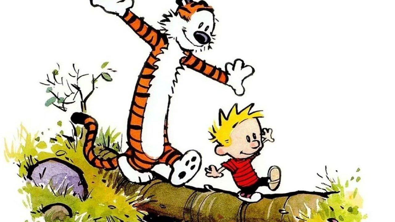 calvin y hobbes caminando sobre un puente de árboles