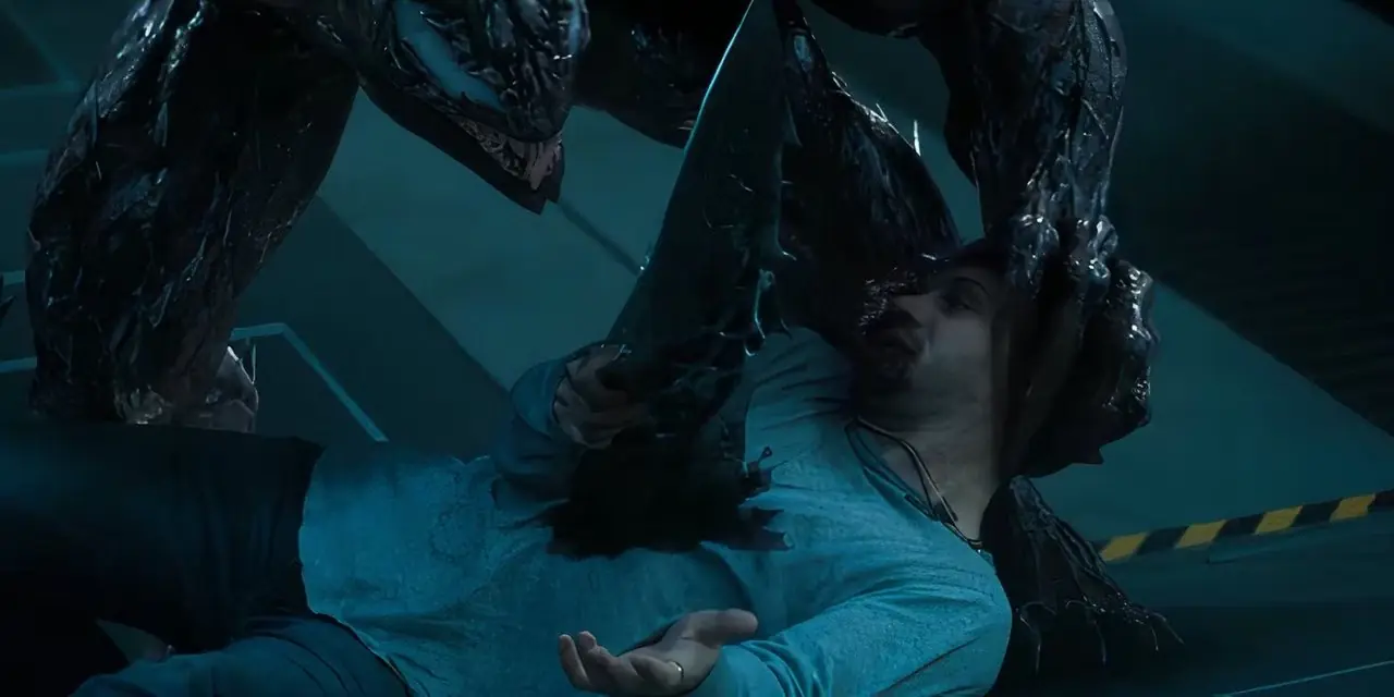 Riot parado junto a Eddie Brock después de apuñalarlo en Venom