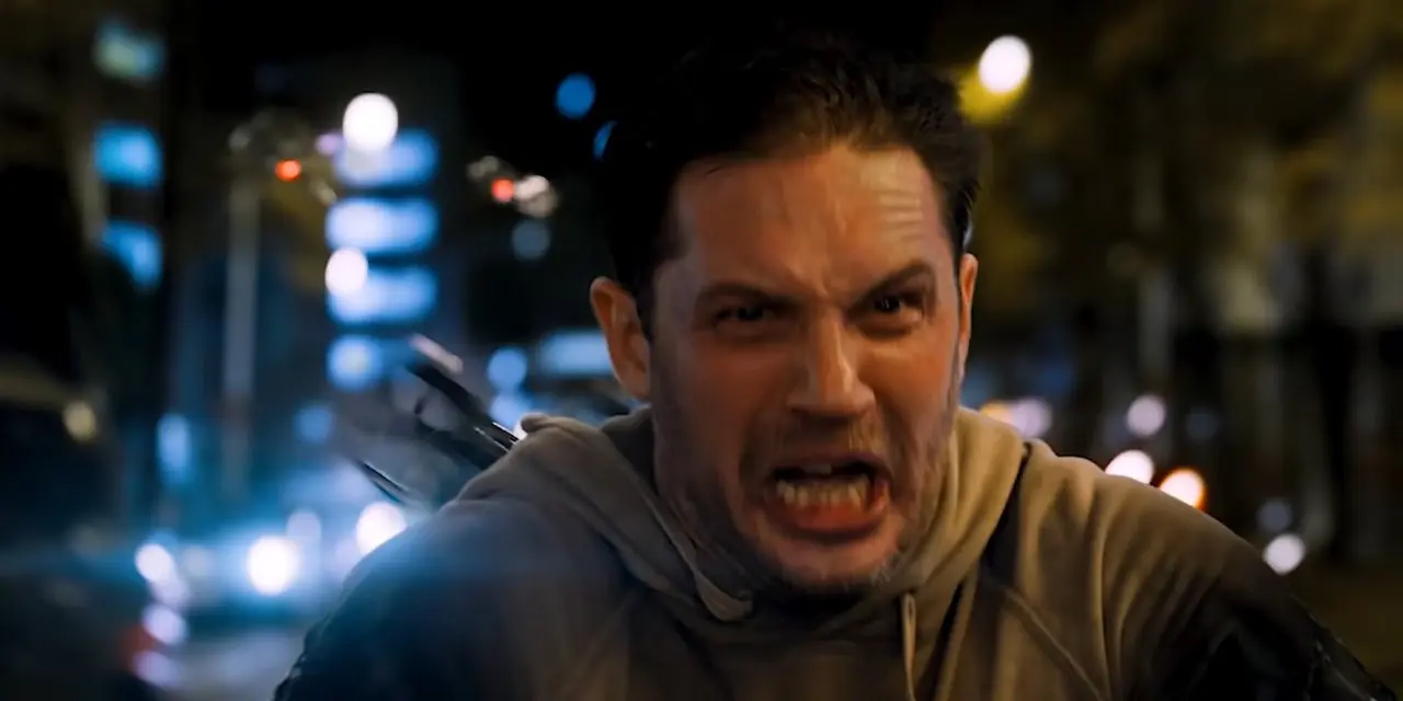 Eddie Brock siendo perseguido por drones en una motocicleta en Venom