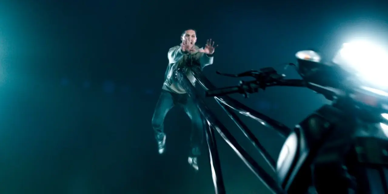 Venom Tom Hardy Eddie Brock Symbiote가 오토바이를 잡습니다.
