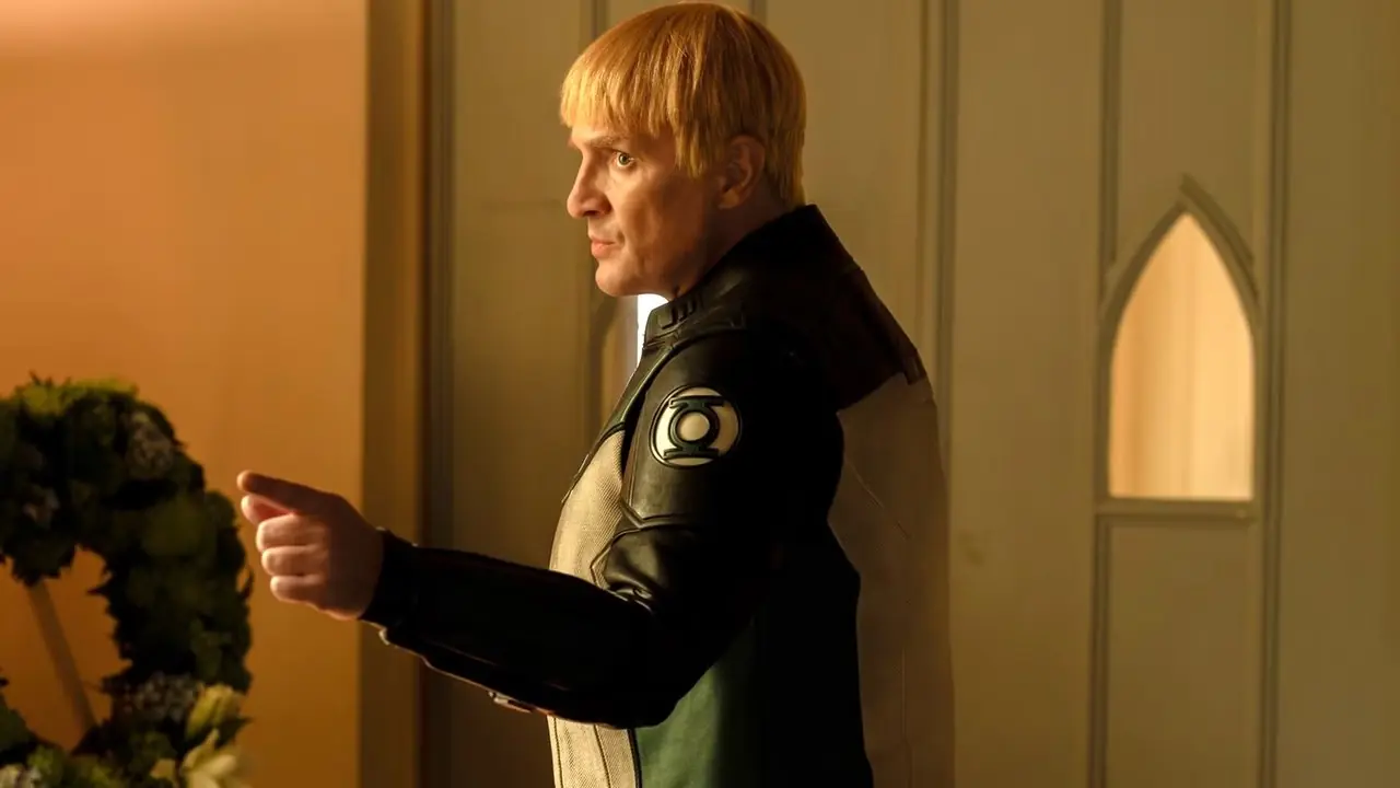 Nathan Fillion como Guy Gardner en el episodio 6 de Lanterns Nathan Fillion como Guy Gardner en el episodio 6 de Lanterns