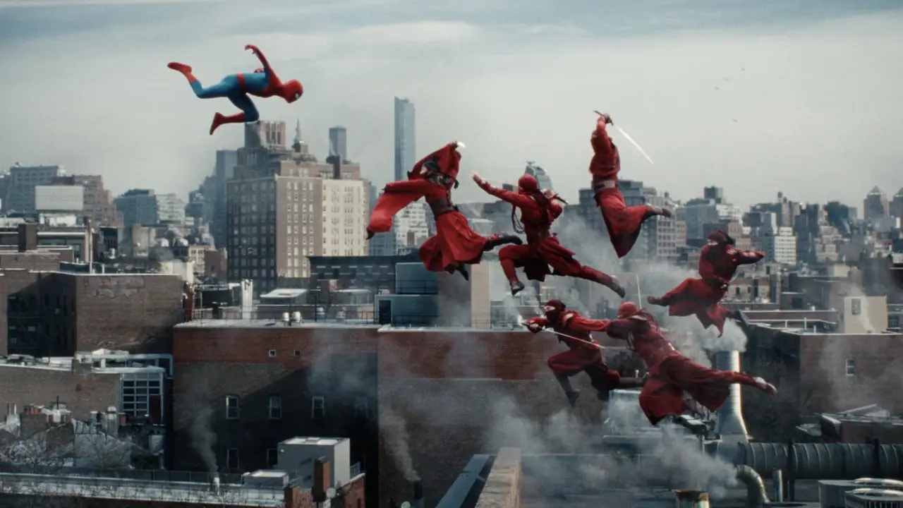 Spider-Man en leden van de Hand razen op elkaar af in Spider-Man Brand New Day