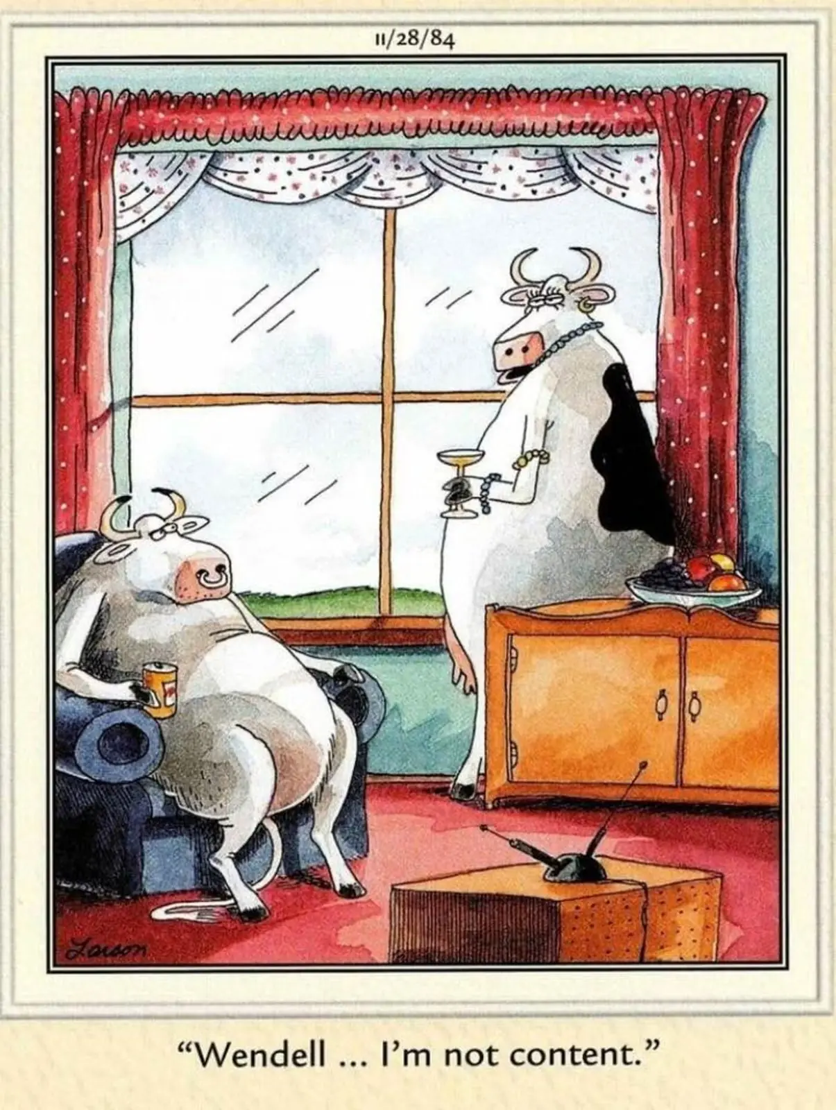 Far Side، بقرة تحدق من النافذة بينما تتحدث إلى بقرة على كرسي في غرفة المعيشة.