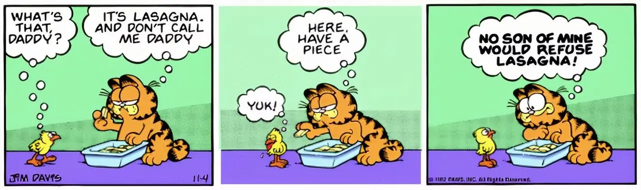 Garfield le ofrece a su hijo pájaro un poco de lasaña y el pájaro la rechaza.
