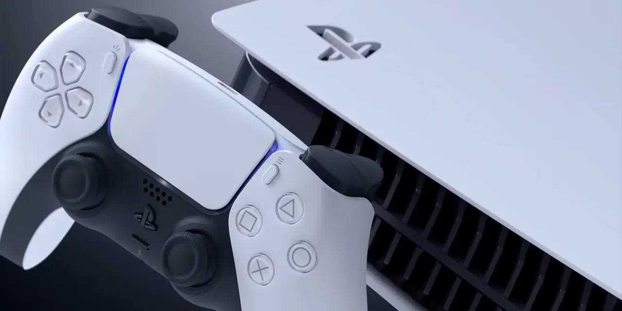 Der DualSense direkt neben einer PlayStation 5-Konsole.