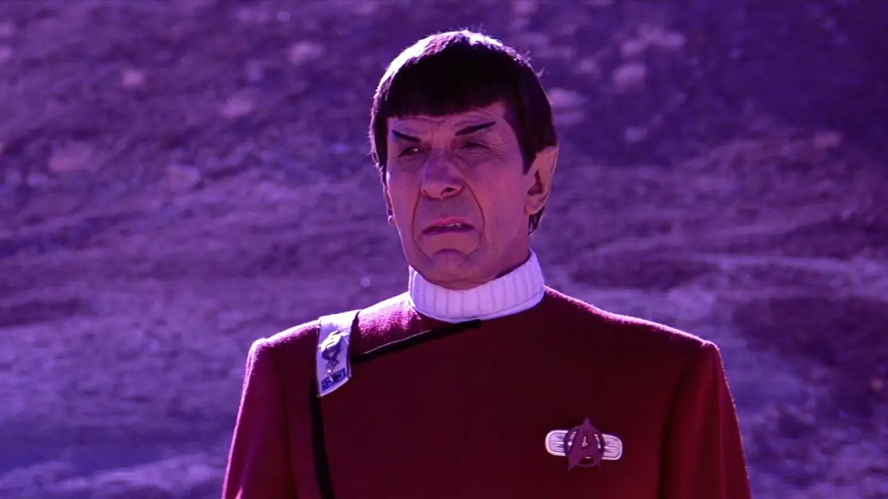 Spock kijkt Sha Ka Ree fronsend aan
