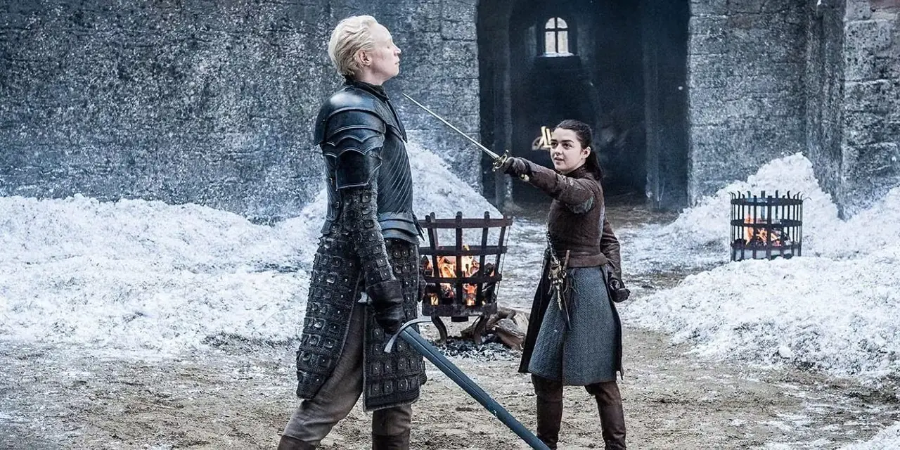Arya Stark apunta con su espada a Brienne de la garganta de Tarth en Juego de Tronos