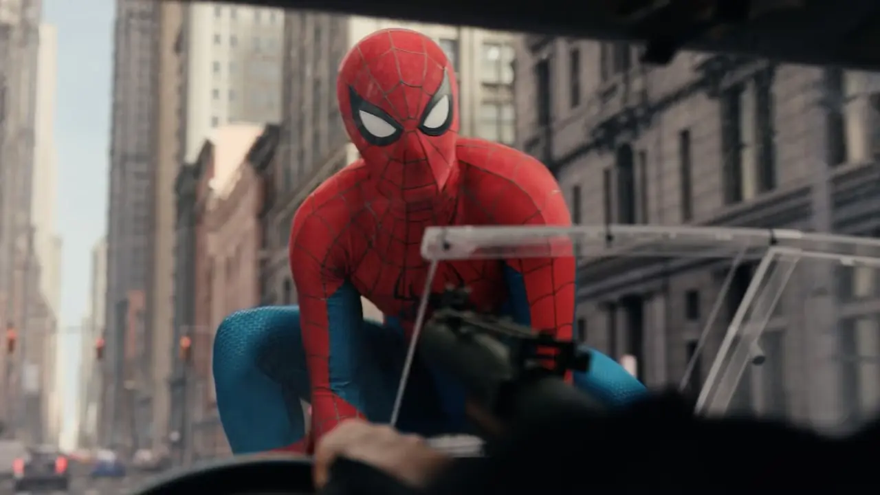 Spider-Man يجلس على غطاء السيارة في Spider-Man: Brand New Day. Spider-Man يجلس على غطاء السيارة في Spider-Man: Brand New Day.