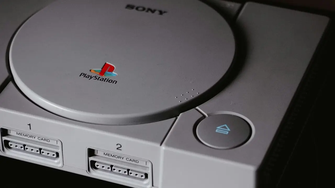 En grå PlayStation-konsoll. En grå PlayStation-konsoll.