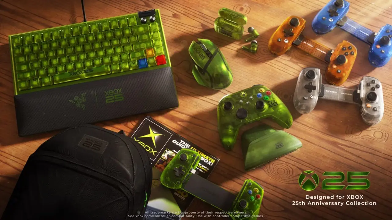 いくつかの Xbox 25 周年記念コレクション ハードウェア アクセサリが木製のテーブルの上に置かれています。