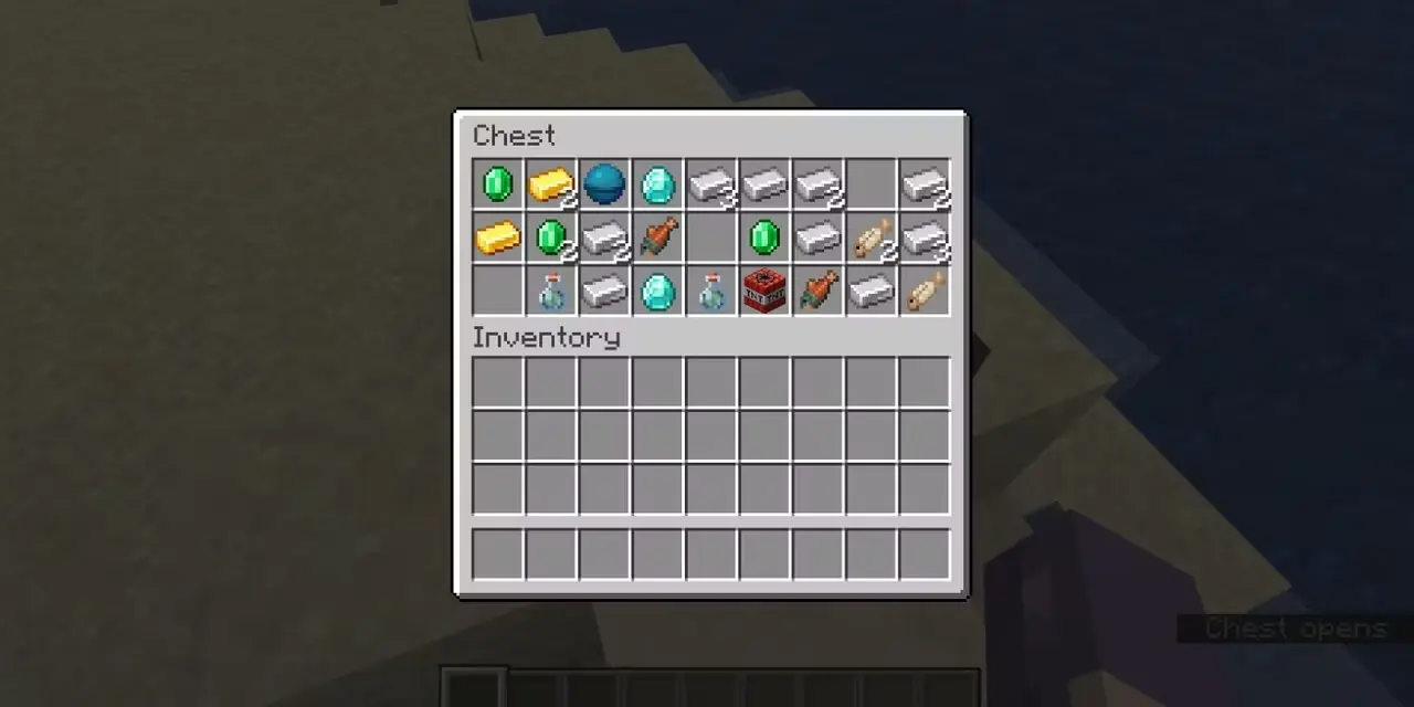 Jugador que abre un cofre del tesoro enterrado, que contiene diamantes, peces, lingotes de hierro y otros tesoros en Minecraft.