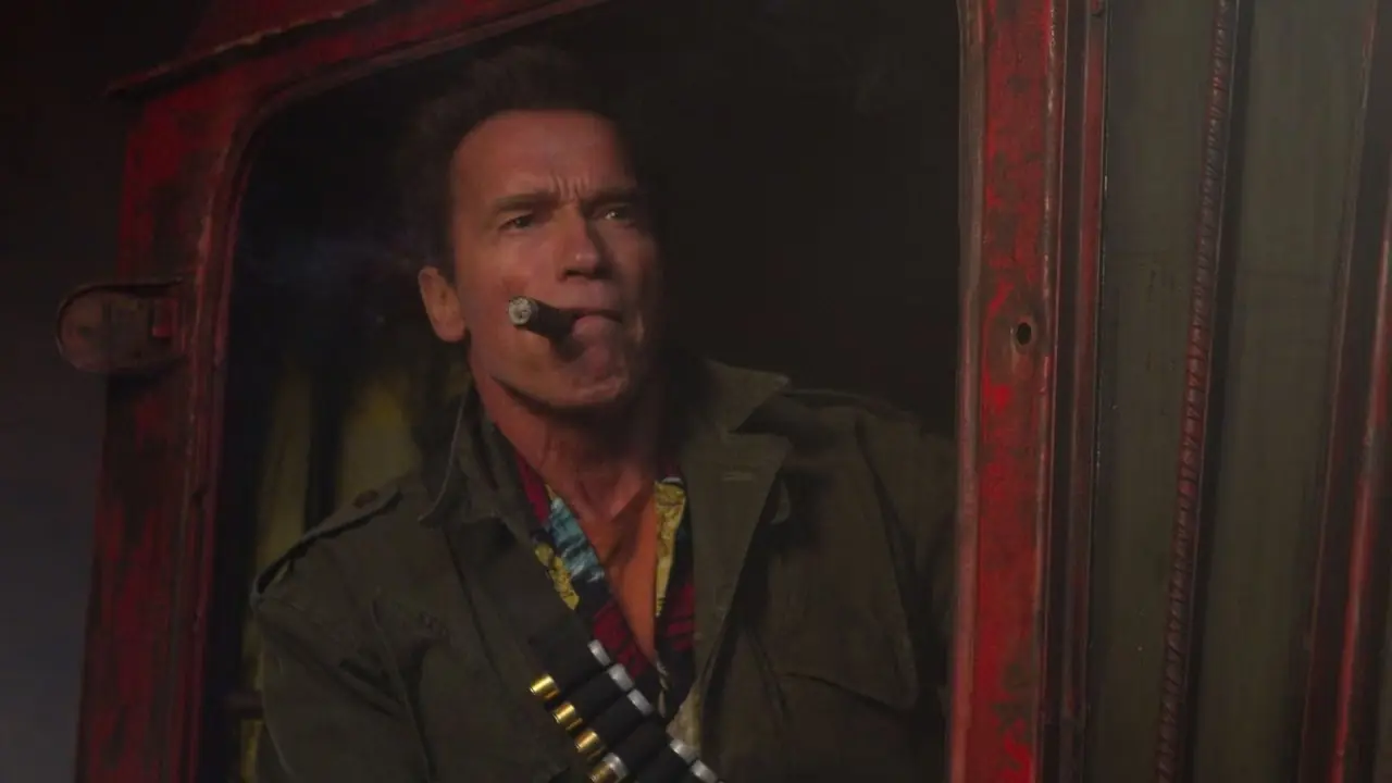 Trench röker en cigarr i The Expendables 2