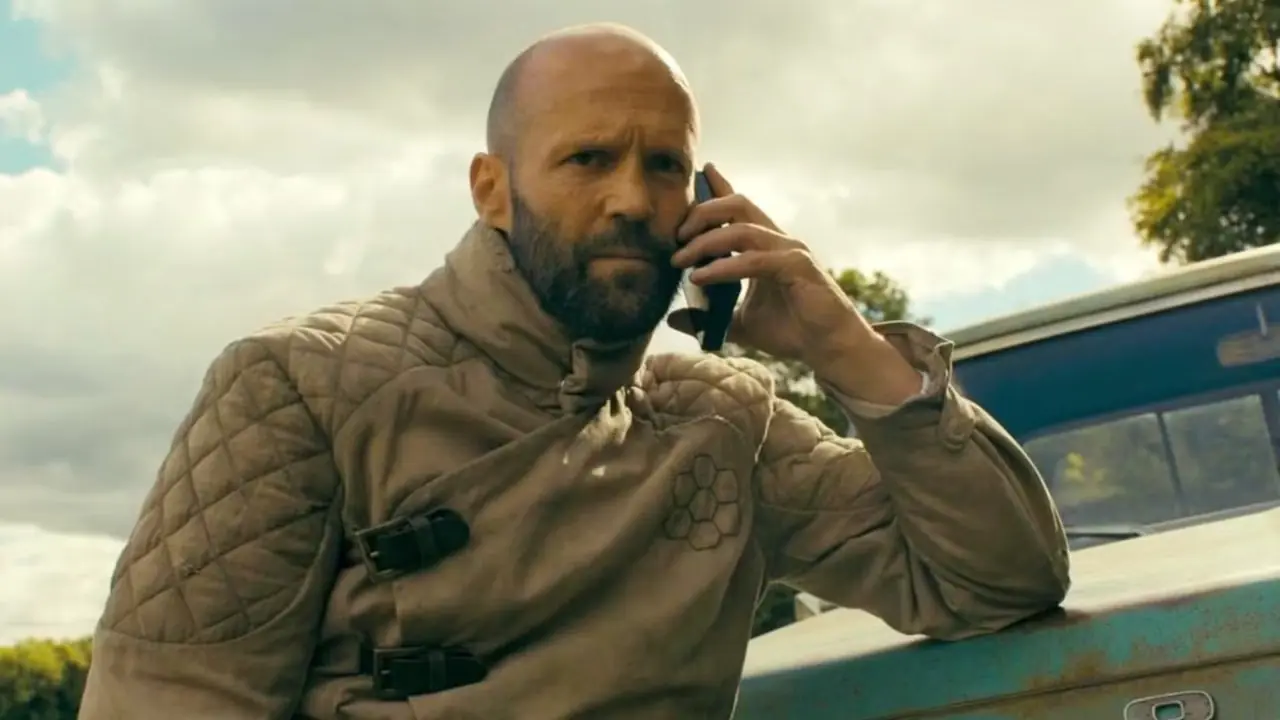 Jason Statham pratar i telefon i The Beekeeper
