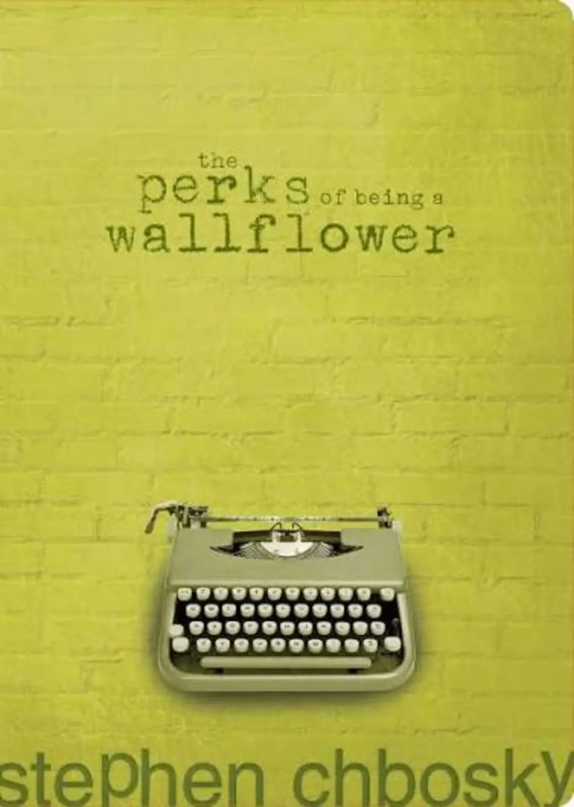 Avantages d'être une couverture de livre Wallflower, machine à écrire contre un mur de briques Avantages d'être une couverture de livre Wallflower, machine à écrire contre un mur de briques