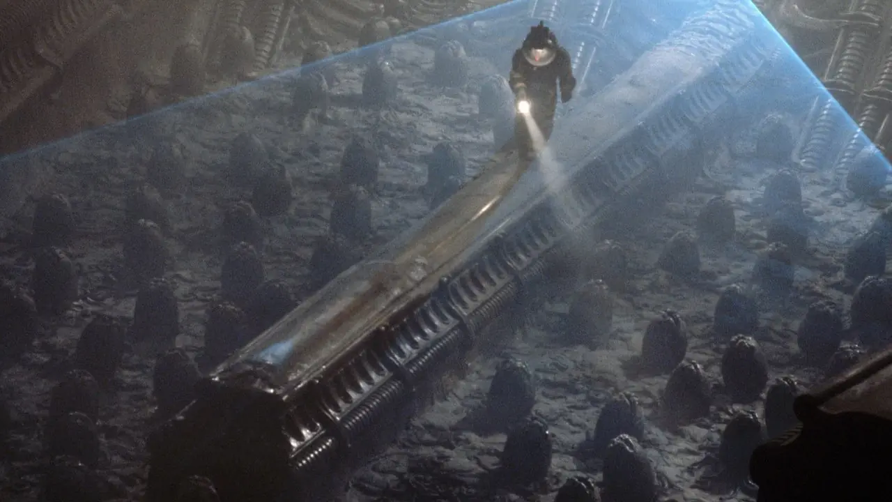Kane utforsker skipet i Alien