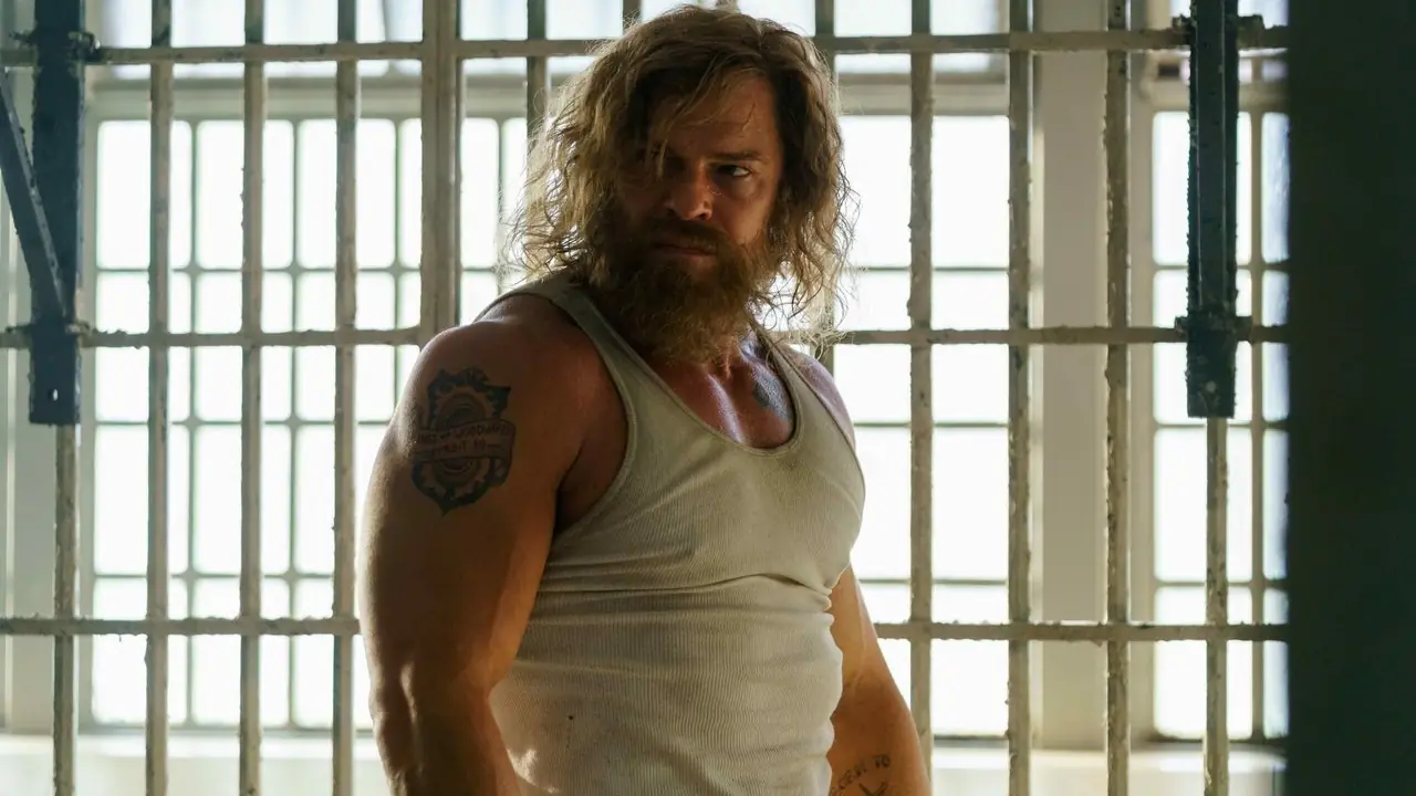 Alan Ritchson como John Miller en Motor City Alan Ritchson como John Miller en Motor City