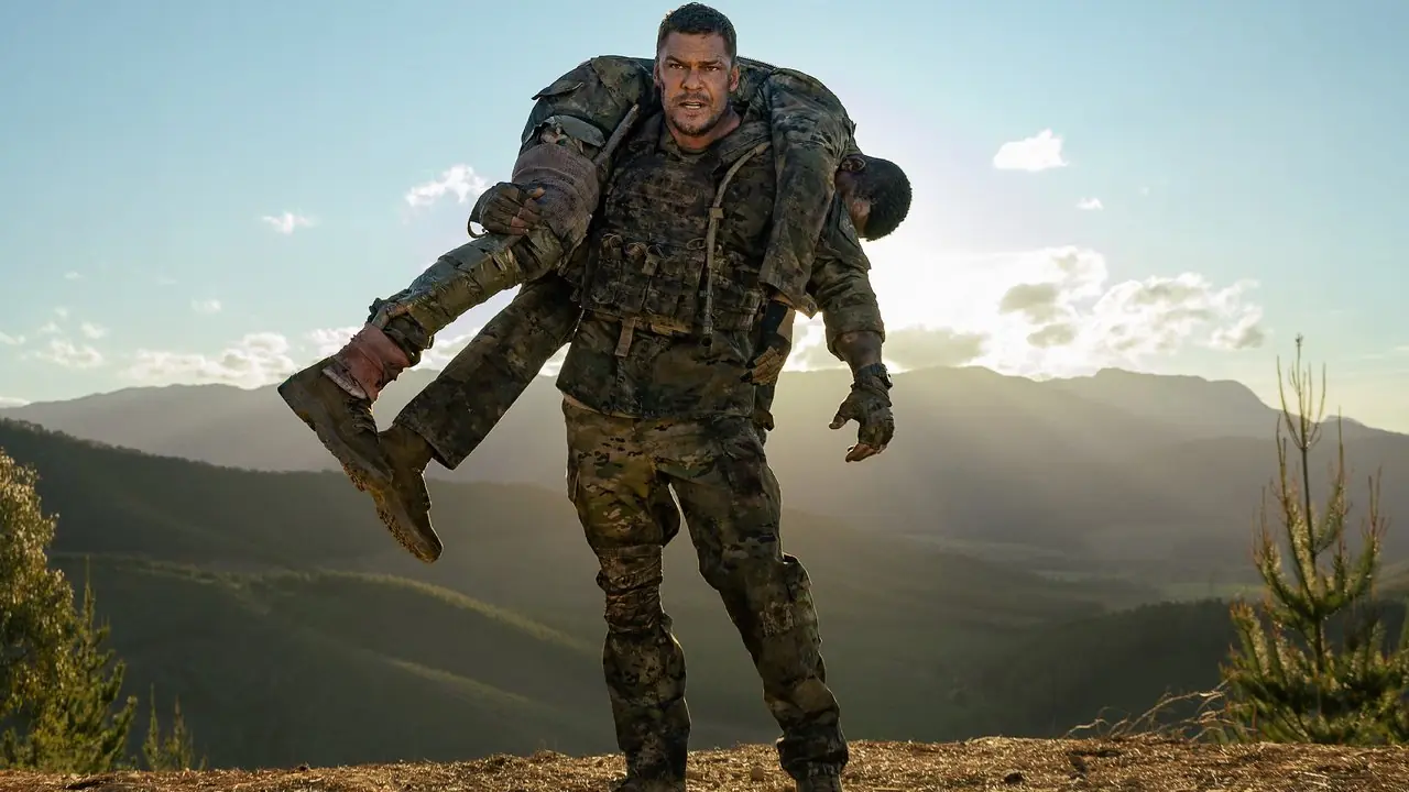 81 (Alan Ritchson) sosteniendo a otro soldado en su espalda en War Machine 81 (Alan Ritchson) sosteniendo a otro soldado en su espalda en War Machine