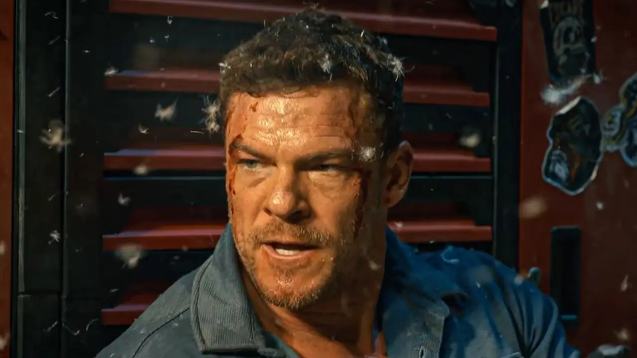 Hank de Alan Ritchson parece enojado con plumas flotando a su alrededor en Runner Hank de Alan Ritchson parece enojado con plumas flotando a su alrededor en Runner