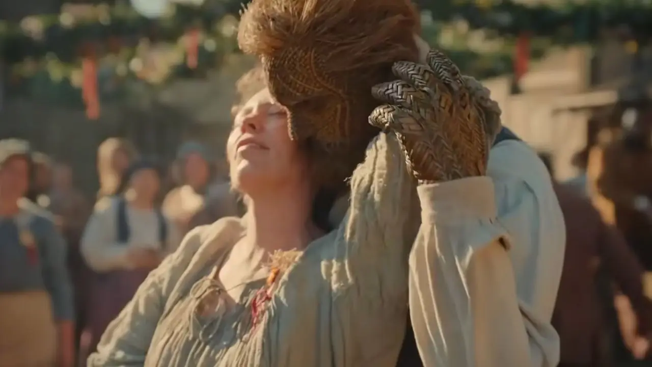 Olivia Colman y Alexander Skarsgard abrazados en un baile Olivia Colman y Alexander Skarsgard abrazados en un baile