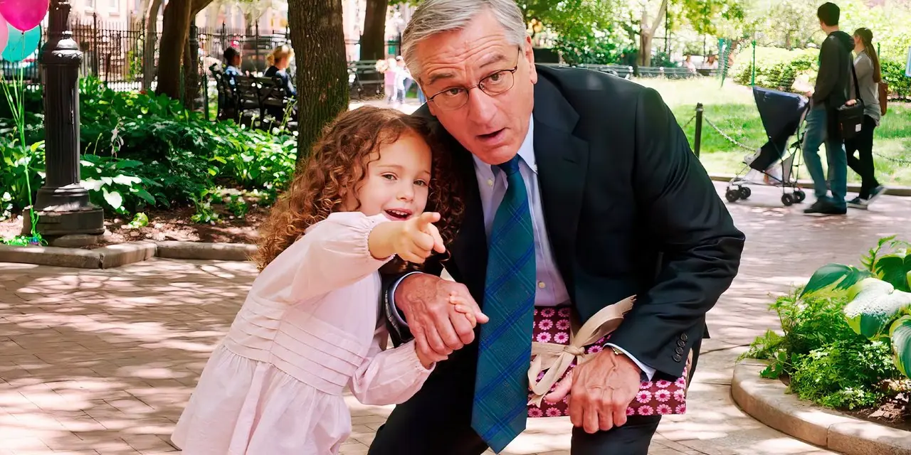 Robert De Niro nel ruolo di Ben Whittaker e JoJo Kushner nel ruolo di Paige in Lo stagista