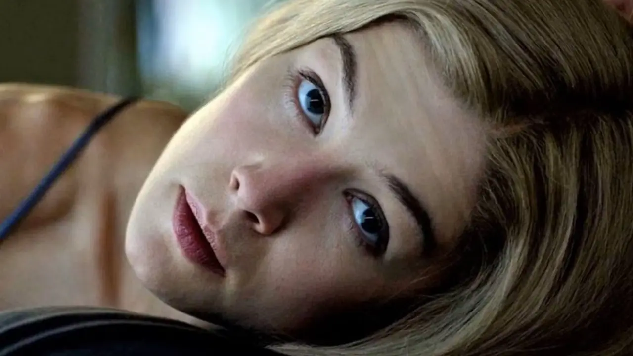 Amy tittar upp på Nick i Gone Girl