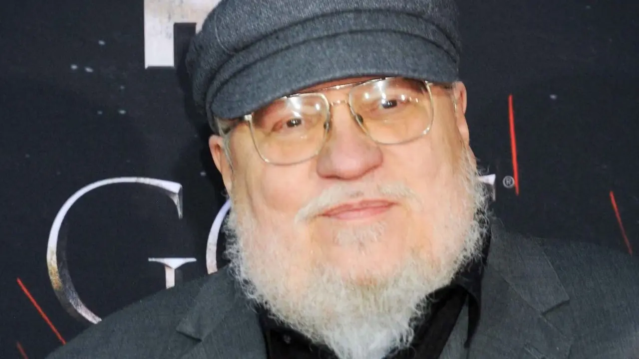 George R.R. Martin glimlachend op de rode loper. George R.R. Martin glimlachend op de rode loper.