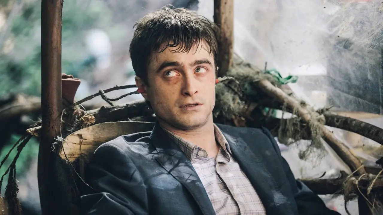 Daniel Radcliffe kijkt omhoog in Swiss Army Man Daniel Radcliffe kijkt omhoog in Swiss Army Man