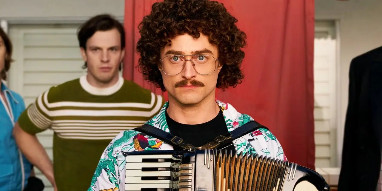 Daniel Radcliffe tiene in mano una fisarmonica e fissa intensamente la telecamera in Weird The Al Yankovic Story Daniel Radcliffe tiene in mano una fisarmonica e fissa intensamente la telecamera in Weird The Al Yankovic Story
