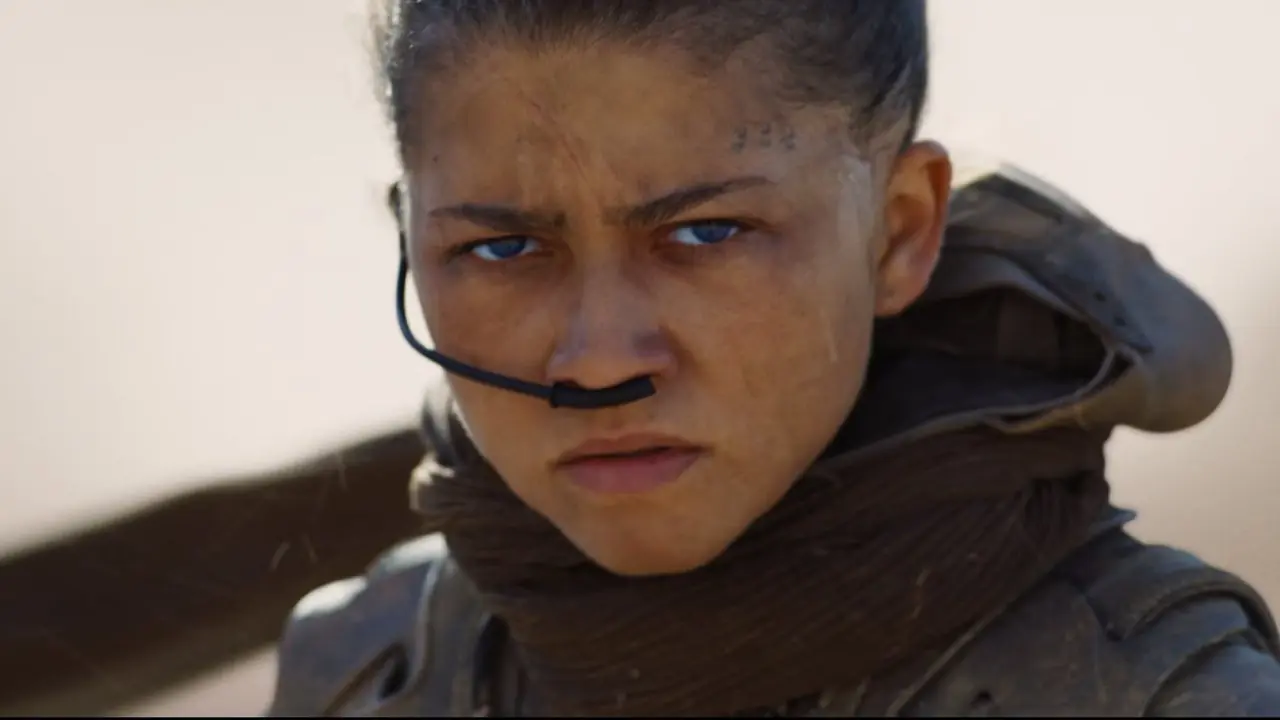 Zendaya jako Chani wyglądająca poważnie w Dune 3 Zendaya jako Chani wyglądająca poważnie w Dune 3