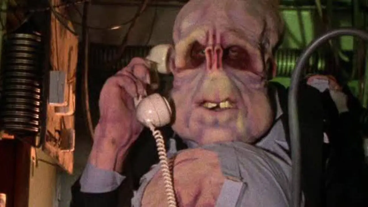Un extraterrestre habla por teléfono en Mal gusto