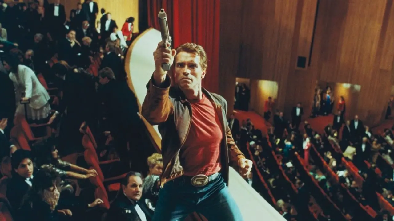 Arnie, Last Action Hero'da kalabalık bir sinema salonunda tabancayı doğrultuyor