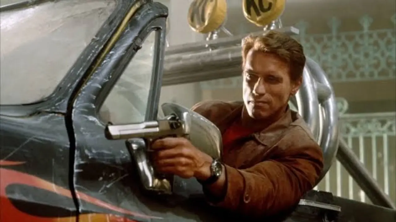 Schwarzenegger Last Action Hero'da silahını ateşliyor